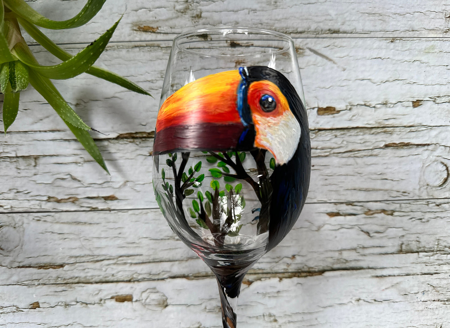 Toucan Bird Wine Glass, Hand Painted Bird Wine Glass, Mom Gift, Dad Gift, Bird Birthday Wine Gift, Toucan Lover Gift, Tropical Wine Glass