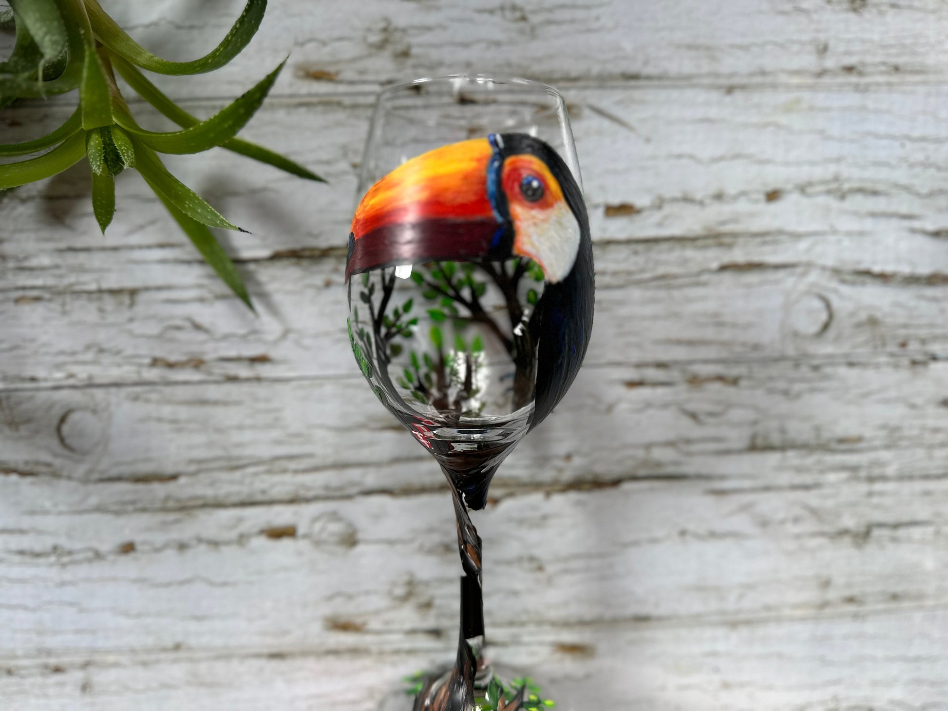 Toucan Bird Wine Glass, Hand Painted Bird Wine Glass, Mom Gift, Dad Gift, Bird Birthday Wine Gift, Toucan Lover Gift, Tropical Wine Glass