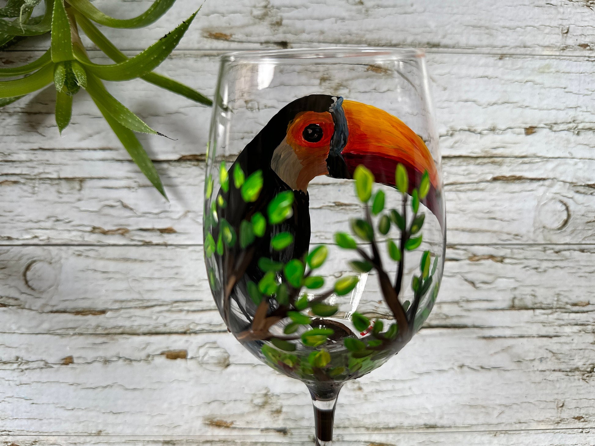Toucan Bird Wine Glass, Hand Painted Bird Wine Glass, Mom Gift, Dad Gift, Bird Birthday Wine Gift, Toucan Lover Gift, Tropical Wine Glass